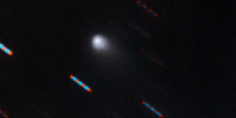 Scientists are scrambling to take more photos of this seemingly alien comet Scientists are scrambling to take more photos of this seemingly alien comet