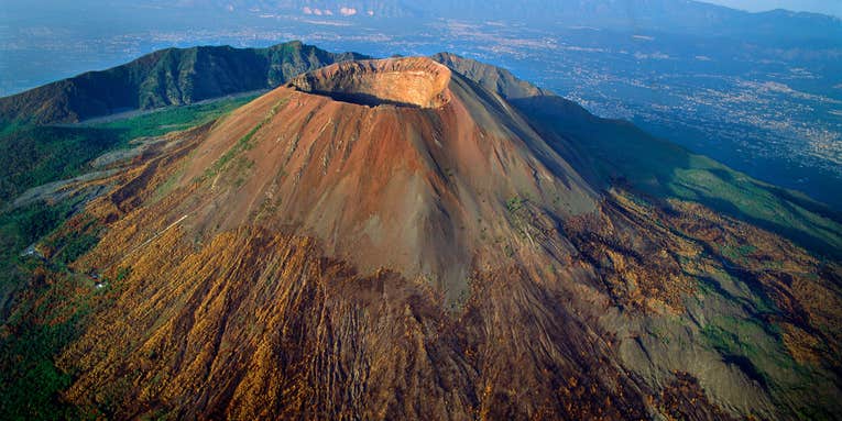Selfie-snapping photographer falls into Mount Vesuvius Selfie-snapping photographer falls into Mount Vesuvius