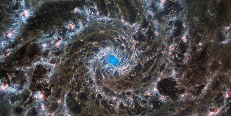 Gaze into the heart of a ‘Phantom Galaxy’ Gaze into the heart of a ‘Phantom Galaxy’