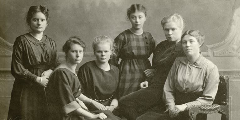 How To: Use Content-Aware Fill to Restore an Old Photograph How To: Use Content-Aware Fill to Restore an Old Photograph