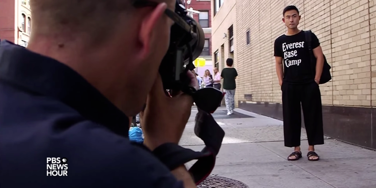 Video: Watch The Sartorialist, Scott Schuman, Take High-Fashion Street Portrait Photos Video: Watch The Sartorialist, Scott Schuman, Take High-Fashion Street Portrait Photos
